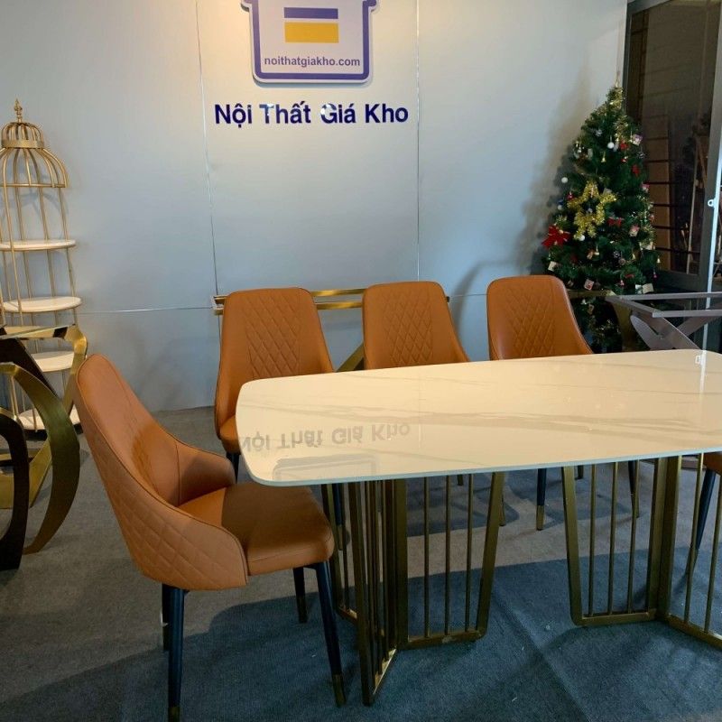 Bàn ăn mặt đá Ceramic chân 3 cạnh mạ PVD kèm ghế Sheraton
