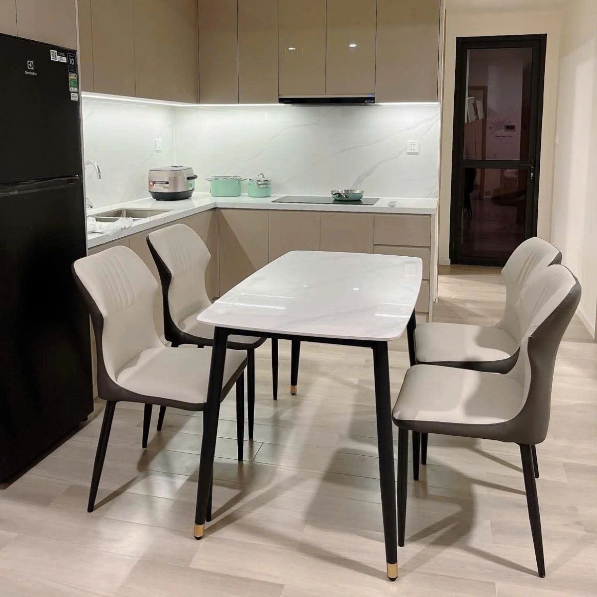 Bàn ăn mặt đá ceramic chân côn 8 ghế Cozy