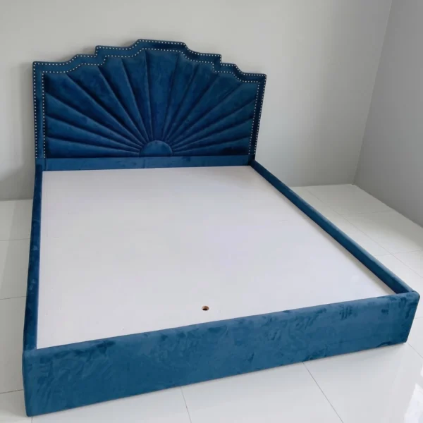 Giường bọc nệm cổ điển